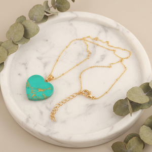 Pendentif en forme de cœur en turquoise synthétique vert avec breloques en quartz cristallin, chaîne plaquée or 18 carats, collier pour femmes, bijoux - Product Image 6