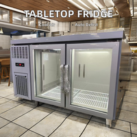 Réfrigérateur commercial à double porte électrique de comptoir avec éclairage LED et vitrine en verre pour le stockage de boissons en restaurant