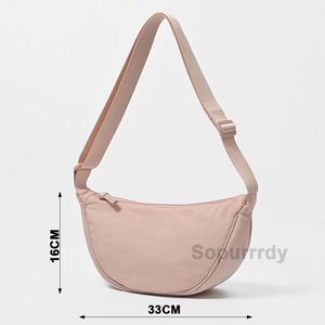 Sac à bandoulière personnalisé avec logo, sac à main en nylon en forme de croissant, sac à bandoulière tendance pour femmes, sac de voyage avec sangle réglable - Product Image 2