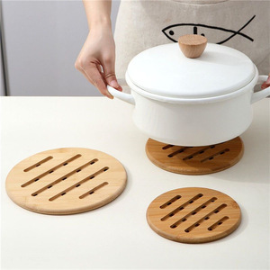 Posavasos redondos de madera, alfombrillas aislantes del calor para uso en la mesa de cocina, material de madera de bambú de color sólido - Product Image 1