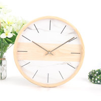 Desain jam dinding kayu kreatif dengan bagian khusus untuk dekorasi rumah