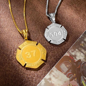 Collana con Ciondolo Distintivo Personalizzato in Ottone Placcato <span class=keywords><strong>Oro</strong></span> per Vigili del Fuoco, Gioiello Commemorativo Inciso con Nome <span class=keywords><strong>Città</strong></span> e Numero per Pompieri - Product Image 3