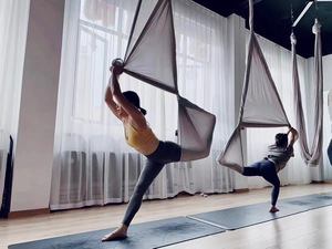 Hamaca de Yoga Aéreo de Poliéster Resistente, Columpio Colgante Antigravedad Personalizado para Estudios de Yoga, Fitness en Casa y Pilates - Product Image 3