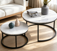 Ensemble de tables basses gigognes en pierre frittée, aspect marbre rond, structure en fer, mobilier de salon moderne et minimaliste