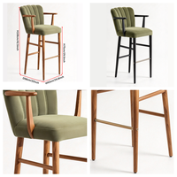 Tabouret de bar moderne du milieu du siècle en velours vert olive avec accoudoirs en bois, dossier capitonné et repose-pieds en laiton, hauteur de comptoir pour cuisine, îlot ou hôtel