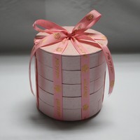 Nouvelle boîte à gâteau rigide en carton recyclé rose coloré, avec finition brillante ou mate, vernis sélectif UV et fermeture magnétique, idéale pour les cadeaux et la présentation florale.