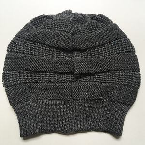 Bonnet souple en laine tricoté avec logo personnalisé Motif côtelé classique avec bonnets de couleur unie - Product Image 1