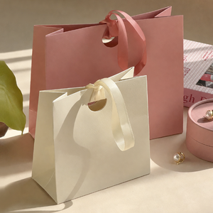 Sacs cadeaux en papier kraft de luxe écologiques en gros pour fabricants avec gaufrage, portables, personnalisables, deux tailles, ruban - Product Image 4