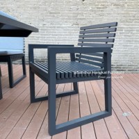 Ensemble table et chaises de salle à manger d'extérieur Hangkai en aluminium moderne, durable et écologique, avec coussins imperméables pour hôtels, villas et cours.