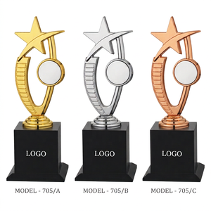 Trophée étoile en or, argent et bronze, modèle 705/A, base gravée pour récompenses sportives et de jeux, finition plaquée durable avec base - Product Image 1