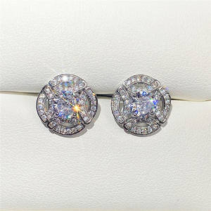 E1597 Orecchini a Perno in Oro Bianco con Diamanti Taglio Brillante Rotondo, Design Geometrico Classico, Gioielli da Sposa per Donna - Product Image 4