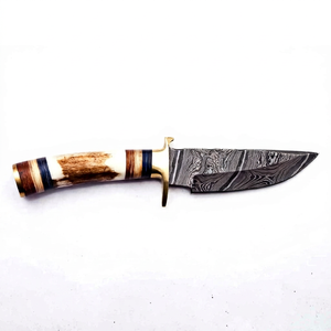 Herramienta utilitaria con mango compuesto y acero de Damasco, con doble pomo de latón pulido y tapa de pomo con diseño de cruz. - Product Image 1