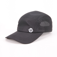 Casquette de baseball design imperméable découpée au laser avec trou en nylon à 5 panneaux chapeaux de papa non structurés avec logo personnalisé et courbes à bord