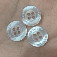Boutons Fantaisie en Gros Prêts à l'emploi Ronds à 4 Trous en Résine Polyester Blanc Nacré Boutons pour Chemises Polo/Vêtements