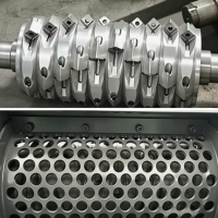 Broyeur et concasseur industriel à un seul arbre, machine intégrée à alimentation hydraulique pour le recyclage des déchets solides en plastique, bois et caoutchouc