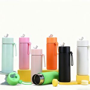 Mug isotherme en acier inoxydable de 20 oz avec poignée de transport en silicone, tasse à boire anti-fuite avec paille pour le camping en plein air - Product Image 1