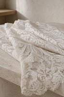 Tissu en tulle doux tricoté, brodé de motifs baroques en relief 3D, motif damassé, feuilles et volutes ornées, pour robe de mariée