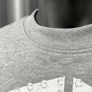 เสื้อยืดกราฟิกสีเทาวินเทจพิมพ์ลายโลโก้ตามสั่งสำหรับผู้ชาย ผ้าฝ้าย 100% ทรงโอเวอร์ไซส์ สไตล์สตรีทแวร์ พิมพ์ลายตัวอักษรแบบดิสเทรส เสื้อยืดสไตล์เรโทรสปอร์ต - Product Image 4