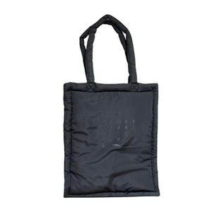 Bolso Tote Unisex Acolchado de Nailon Tipo Plumón para Portátil 38x45cm con Correa de Hombro Acolchada Negro Verde Beige - Product Image 1