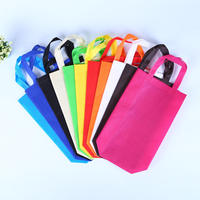 Sac fourre-tout réutilisable en non-tissé thermosoudé personnalisable à prix réduit, avec poignées découpées et motif lettres – Offre spéciale