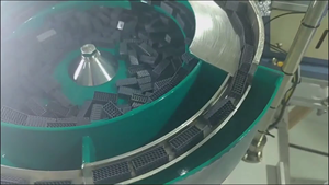 Amphenol Oberabdeckung Automatisiertes Zuführsystem mit Vibrationsrutsche - Product Image 5