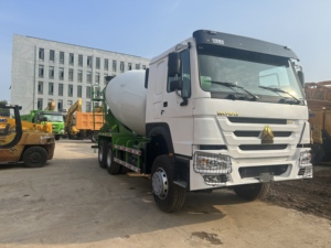 En stock: Camión tractor Sinotruk Howo 371HP 6x4 usado en China, 10 ruedas, bajo kilometraje, para transporte de contenedores de larga distancia. - Product Image 2