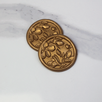 Sigillo in ceralacca personalizzato argento e oro con fiore in rilievo, adesivo per buste di invito e confezioni di gioielli