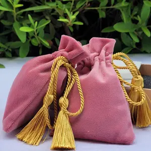 Sacs en velours doux avec pompon Logo personnalisé emballage cosmétique sac montre parfum pochettes à cordon