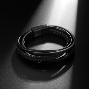 สร้อยข้อมือหนังถักหลายชั้นสำหรับผู้ชาย หัวเข็มขัดโลหะสีดำ ของขวัญเครื่องประดับ CE573 ผลิตที่ตงกวน - Product Image 2