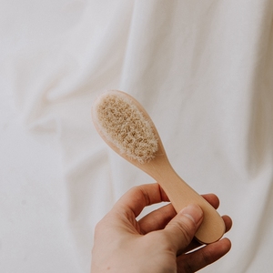 Ensemble Brosse à Cheveux et <span class=keywords><strong>Peigne</strong></span> en Bois Naturel Écologique avec Poils <span class=keywords><strong>de</strong></span> Chèvre Doux pour Nouveau-né et Brosse Anti-Croûtes <span class=keywords><strong>de</strong></span> <span class=keywords><strong>Lait</strong></span> - Product Image 6