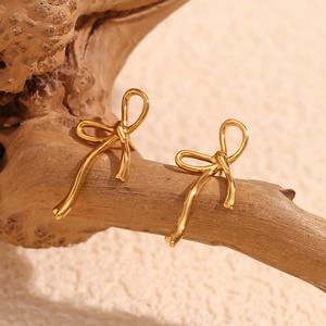 Pendientes de Aro Personalizados de Acero Inoxidable Chapado en Oro de 18K, Diseño Duradero y Personalizable, Ideales para Regalo para Mujeres - Product Image 5