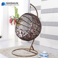 Fauteuil à bascule d'extérieur moderne en rotin tressé en forme d'œuf avec coussin imperméable pour patio de villa