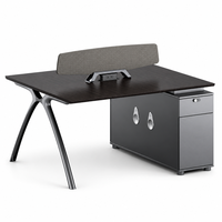 Bureau de direction moderne avec plateau en bois foncé, écran de confidentialité, armoire de rangement, tiroirs et accès aux câbles pour le travail