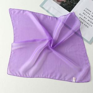 Écharpe imprimée pour femme, motifs audacieux et colorés, tombé fluide et doux, idéale pour offrir ou pour usage personnel - Product Image 4