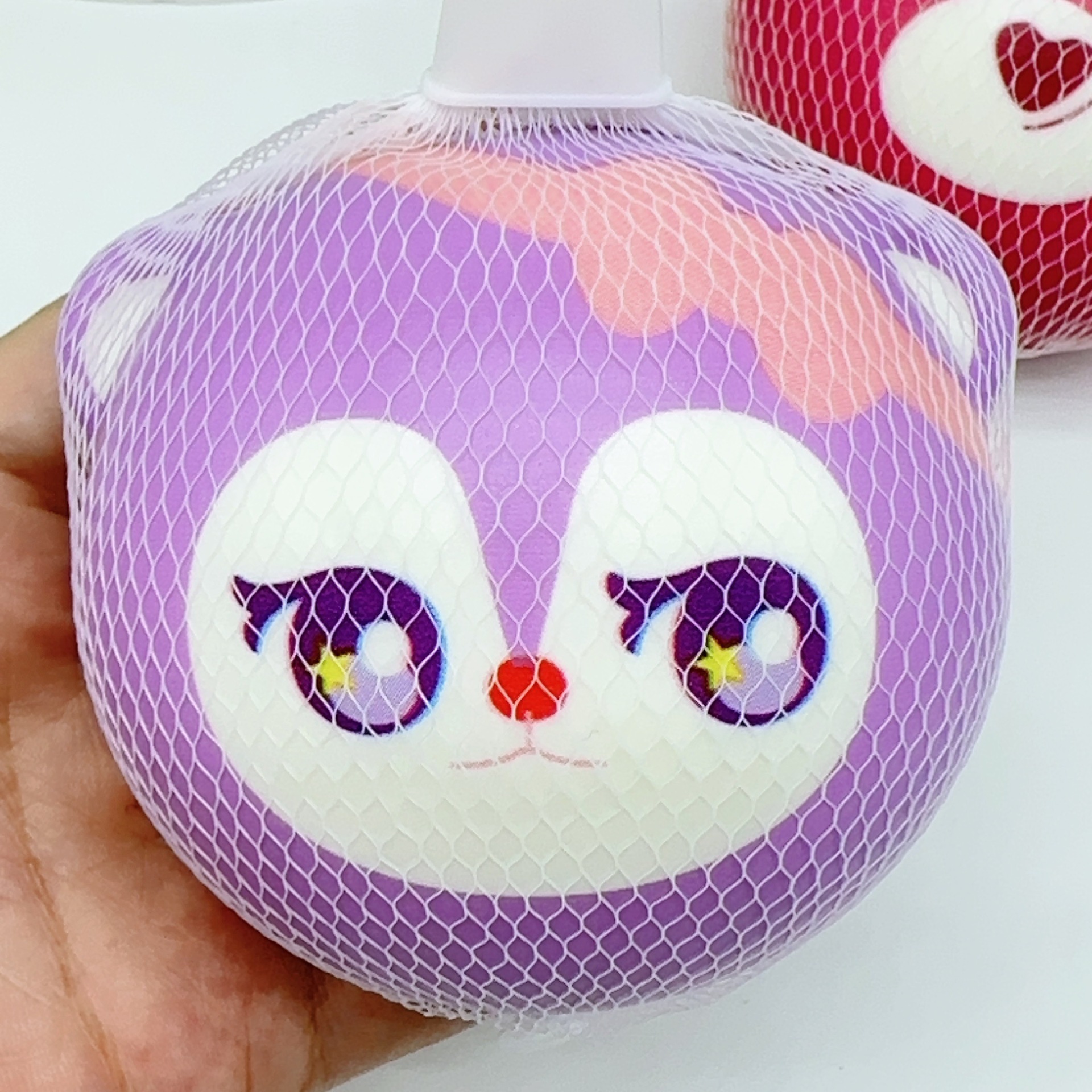 Pizzica la testa di coniglio viola