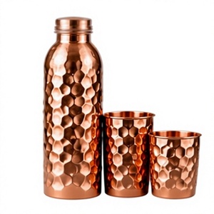 Botella de Agua Hexagonal de Cobre Artesanal con Tapa y Juego de 2 Vasos con Diseño de Hoyuelos para Bebidas en Casa - Product Image 1