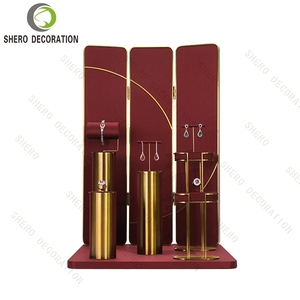 Kit de présentation de bijoux en microfibre rouge pour boutique de détail, avec buste à bijoux et porte-bagues en métal doré - Product Image 2
