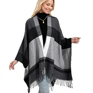 Châle d'hiver brodé personnalisé pour femme, cape élégante et chaude avec pompons, cadeau de Noël personnalisé pour les mamans et les seniors - Product Image 1