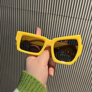 Lunettes de soleil à monture irrégulière, forme ovale, monture complète en matériau rigide, style urbain, tendances individualistes, mode féminine - Product Image 2
