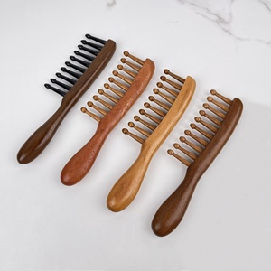 Classico pettine <span class=keywords><strong>in</strong></span> <span class=keywords><strong>legno</strong></span> di sandalo naturale con manico lungo e denti larghi, distanziatore <span class=keywords><strong>per</strong></span> <span class=keywords><strong>capelli</strong></span>, spazzola districante <span class=keywords><strong>per</strong></span> massaggio del cuoio capelluto - Product Image 1