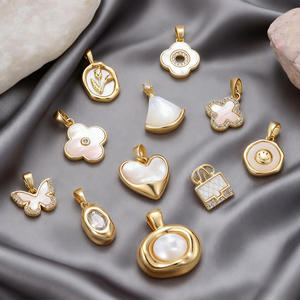 Ciondolo HD0247 a Forma di Cuore con Fiocco e Farfalla Sorridente, Giglio della Valle Bianco, per Collana Fai-da-Te, Custodia in Rame Placcato Oro 14K - Product Image 1