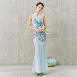 Vestido Cheongsam Largo Azul Claro con Cuello Halter y Estampado de Fénix para Mujer, Estilo Chino 2026, Corte Entallado, Vestido de Fiesta - Product Image 1