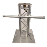 Le DJ allumant la botte en aluminium de totem de tour de botte mobile pour des événements