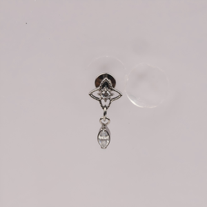 Pendiente de titanio G23 con flor colgante y circonita cúbica marquesa de base plana para perforaciones de cartílago, hélix, tragus y lóbulo - Product Image 2