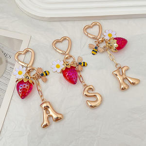 Gancio con chiusura a cuore placcato dorato con ciondoli alla <span class=keywords><strong>fragola</strong></span> portachiavi con lettera iniziale - Product Image 1