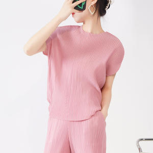 Conjunto de Dos Piezas de Verano PY Ecológico 100% Poliéster para Mujer, Elegante, Texturizado, Plisado, Casual, Holgado, Top y Pantalones Cortos - Product Image 1