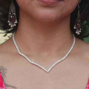 Collier tennis élégant en argent 925 plaqué rhodium avec moissanite ronde brillante de 4 mm, style V, idéal pour mariage, fête ou comme cadeau - Product Image 5