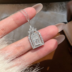 Collana con ciondolo a forma di casa in argento placcato con zirconi cubici, charm floreale sulla parte superiore, catena sottile e delicata, gioiello da donna per l'uso quotidiano. - Product Image 4