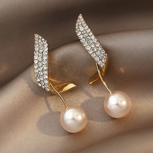 Pendientes Largos de Lujo Ligero, Diseño de Nicho con Perlas Elegantes, Nueva Tendencia, Superventas en Internet, Aleación para Eventos Nocturnos - Product Image 1