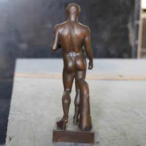 Statuetta Artigianale in Bronzo di Piccolo Atleta Greco Doryphoros per Decorazione Casa e Ufficio - Product Image 4